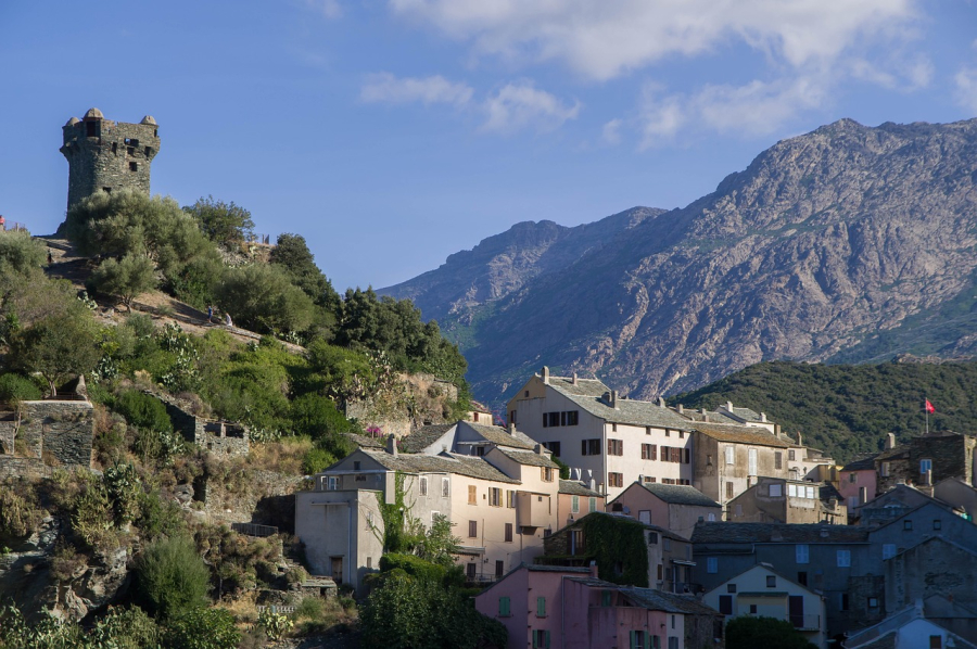 Village Corse près des campings 